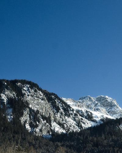 Captivating view of snow-covered mountains in Switzerland, perfect for winter and nature enthusiasts.